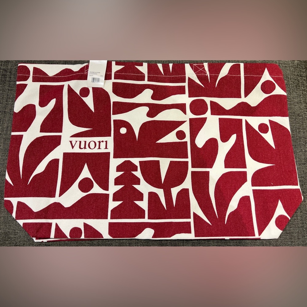 New With Tags Vuori Limited Edition Holiday 2025 Tote in Strawberry 🍓 NWT - Picture 6 of 8